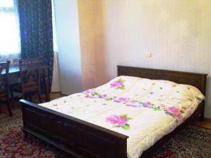 Посуточно  сдается  4 х  комнатная квартирa в  самом центре г.Баку ,Азербайджан