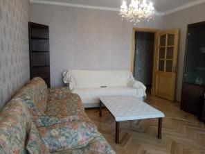 Посуточно  сдается  4 х  комнатная квартирa в  самом центре г.Баку