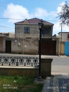 В поселке Кeшлы города Баку продается неотремонтированный 2-х этажный 12-комнатный дом во дворе общей площадью 306 кв.м.